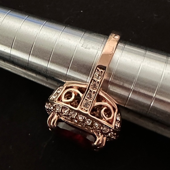 Rose Gold Toned Ring w Large Garnet Colored Oval-Cut Center Stone Size 6 - Picture 10 of 12